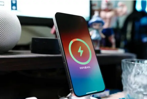 蒸湘苹果15换屏服务分享用什么充电器给iPhone15充电更好 